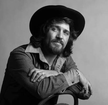 The Lyric That Laughed: Waylon Jennings’ Friendly Jab at Willie Nelson That Country Fans Still Can’t Forget