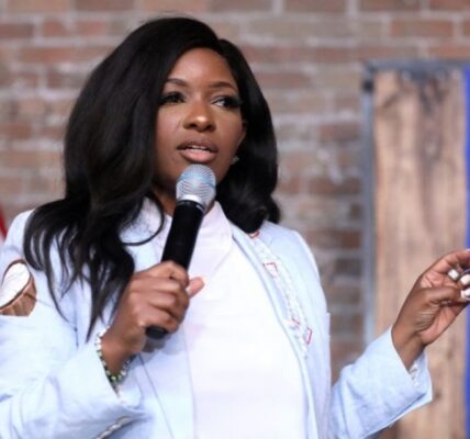 BREAKING: Karoline Leavitt Mocks Jasmine Crockett — But Her Mother’s Silent Gesture Speaks Volumes