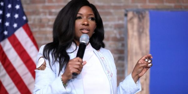 BREAKING: Karoline Leavitt Mocks Jasmine Crockett — But Her Mother’s Silent Gesture Speaks Volumes