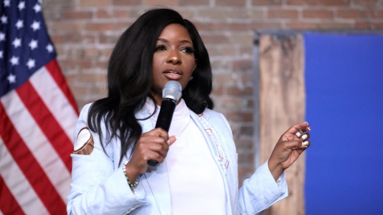 BREAKING: Karoline Leavitt Mocks Jasmine Crockett — But Her Mother’s Silent Gesture Speaks Volumes