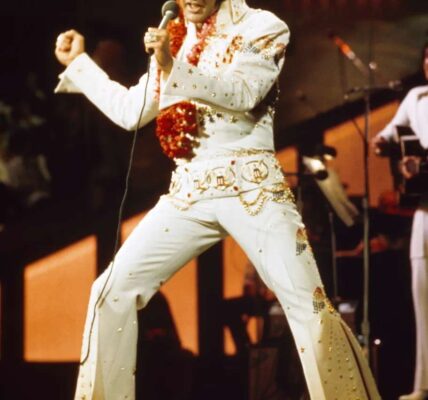 "Falling in Love with You" – Elvis Presley’s Timeless Love Anthem