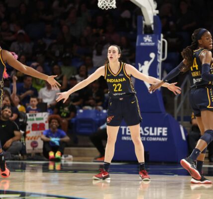 🔥 WNBA Shocker: Kelsey Plum Singles Out ‘Team Caitlin Clark’ — Feud or Just Fierce Competition? 🔥