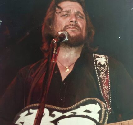 “Sick and Tired” by Waylon Jennings: A Powerful Reflection on Struggle and Resilience