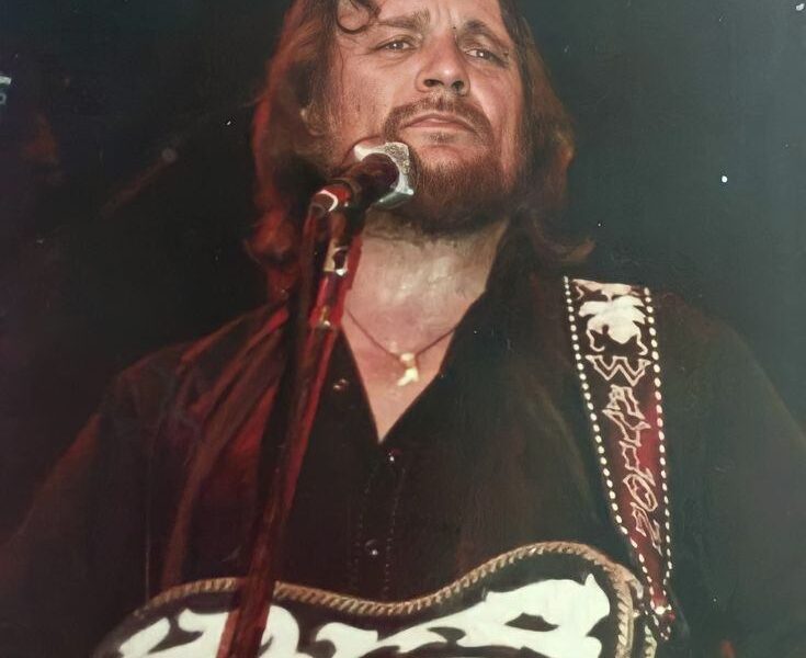 “Sick and Tired” by Waylon Jennings: A Powerful Reflection on Struggle and Resilience