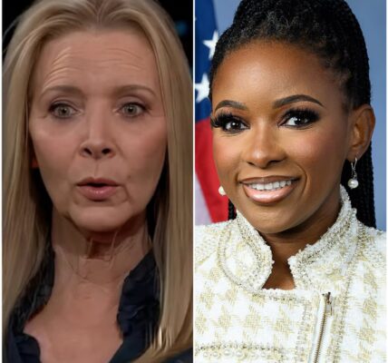“That Was a Stupid Question!” – Lisa Kudrow’s Savage Impersonation of Rep. Jasmine Crockett Has the Internet Divided
