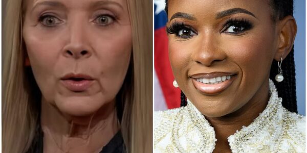 “That Was a Stupid Question!” – Lisa Kudrow’s Savage Impersonation of Rep. Jasmine Crockett Has the Internet Divided