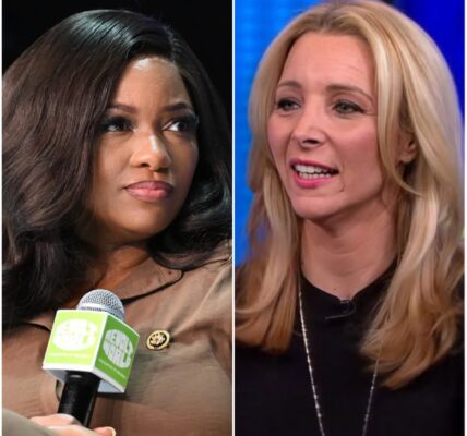 “That Was a Stupid Question!” – Lisa Kudrow’s Viral Impersonation of Rep. Jasmine Crockett Ignites a National Firestorm