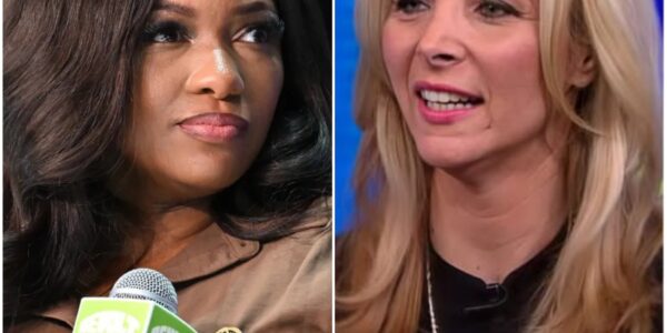 “That Was a Stupid Question!” – Lisa Kudrow’s Viral Impersonation of Rep. Jasmine Crockett Ignites a National Firestorm