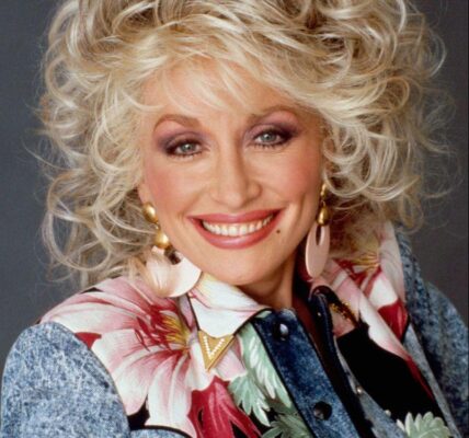 “9 to 5”: Dolly Parton’s Anthem of Work, Resilience, and Empowerment