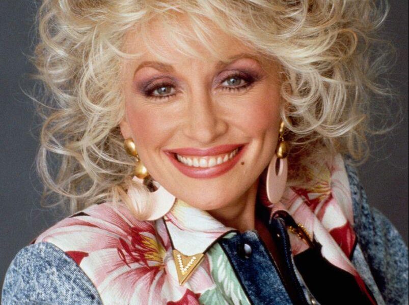 “9 to 5”: Dolly Parton’s Anthem of Work, Resilience, and Empowerment