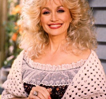 Dolly Parton Performs “From Here to the Moon and Back”: A Love Song That Soars Beyond Time
