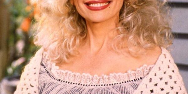 Dolly Parton Performs “From Here to the Moon and Back”: A Love Song That Soars Beyond Time