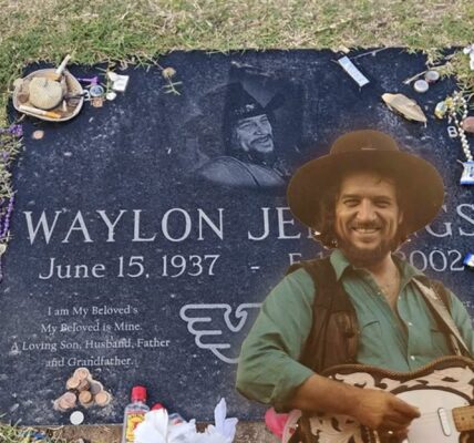 The Grave of Waylon Jennings - OUTLAW Country Music LEGEND