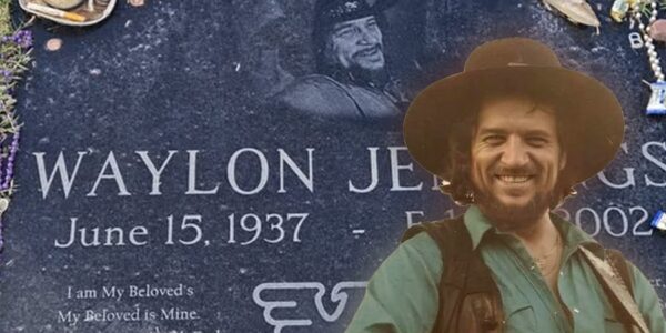 The Grave of Waylon Jennings - OUTLAW Country Music LEGEND