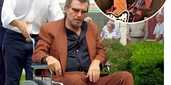 Gone is the Waylon Jennings the world remembers — not the outlaw with a booming voice and a guitar slung across his shoulder, but a man weathered by time, seated in a wheelchair, facing life with the same grit that marked every song he ever sang.