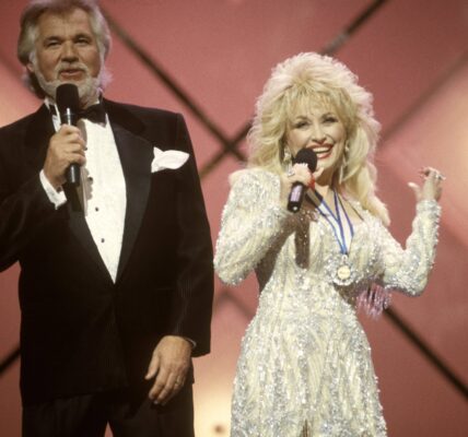 “Islands in the Stream” – Dolly Parton & Kenny Rogers