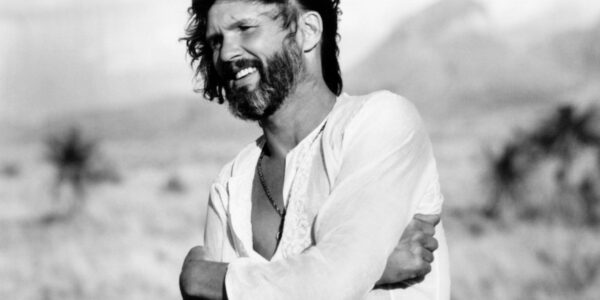 Kris Kristofferson and Lorrie Morgan: A Haunting Duet of “Help Me Make It Through the Night” That Echoes Beyond Time