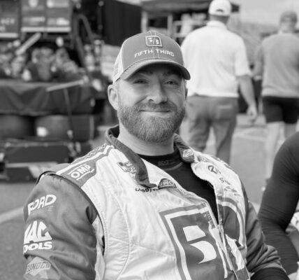“RIP”: FOX Broadcaster & Fans Unite to Bid Farewell to NASCAR’s Unsung Hero at 35