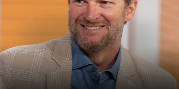 Dale Earnhardt Jr. suddenly spoke out about the LGBT topic because many extremist fans appeared and affected the recent match.