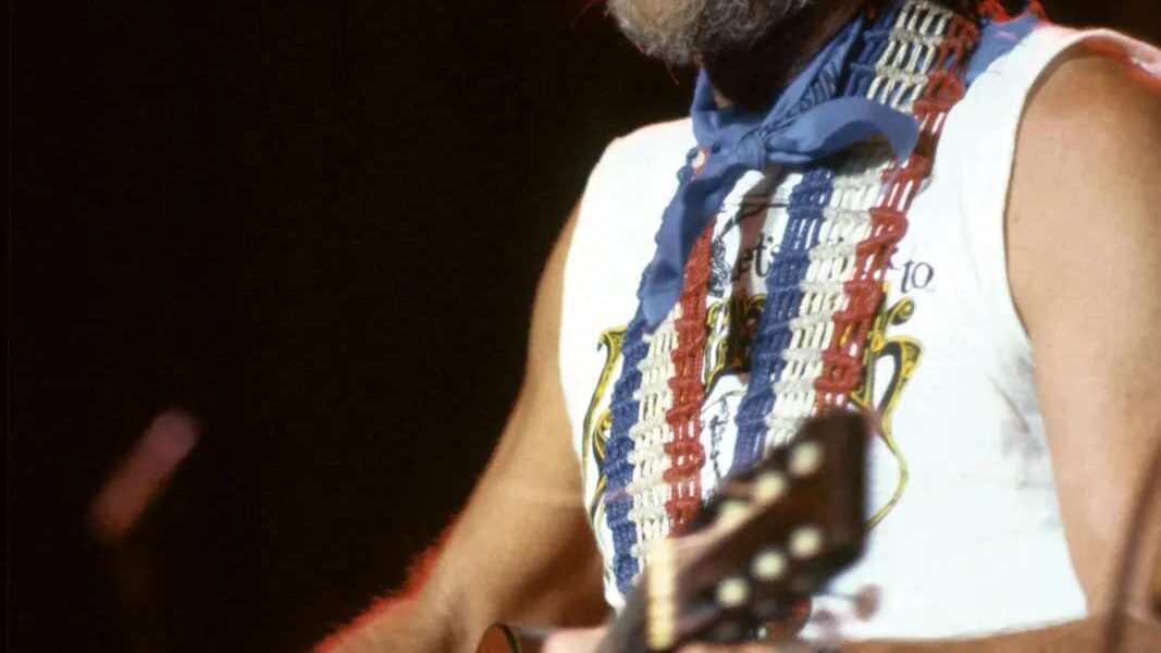 This afternoon, London’s hospital halls fell unusually silent as Willie Nelson quietly arrived, carrying the same old guitar that had followed him through decades.