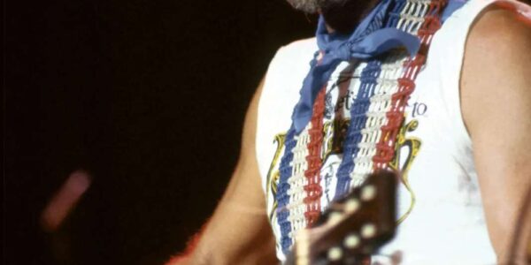 This afternoon, London’s hospital halls fell unusually silent as Willie Nelson quietly arrived, carrying the same old guitar that had followed him through decades.