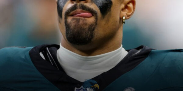 HOT: Jalen Hurts Shocks Football World When Publicly Supporting LGBT At Pride: Brave Action Goes Viral Online and Mixed Reactions From Officials, wearing a rainbow-colored outfit and the message “Football is not distant from LGBT”