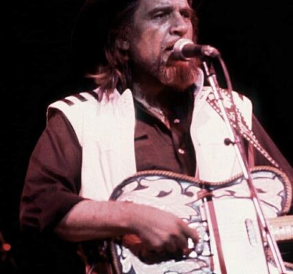 Waylon Jennings – “I Ain’t Living Long Like This”: The Outlaw Anthem of Survival