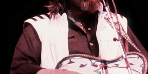 Waylon Jennings – “I Ain’t Living Long Like This”: The Outlaw Anthem of Survival