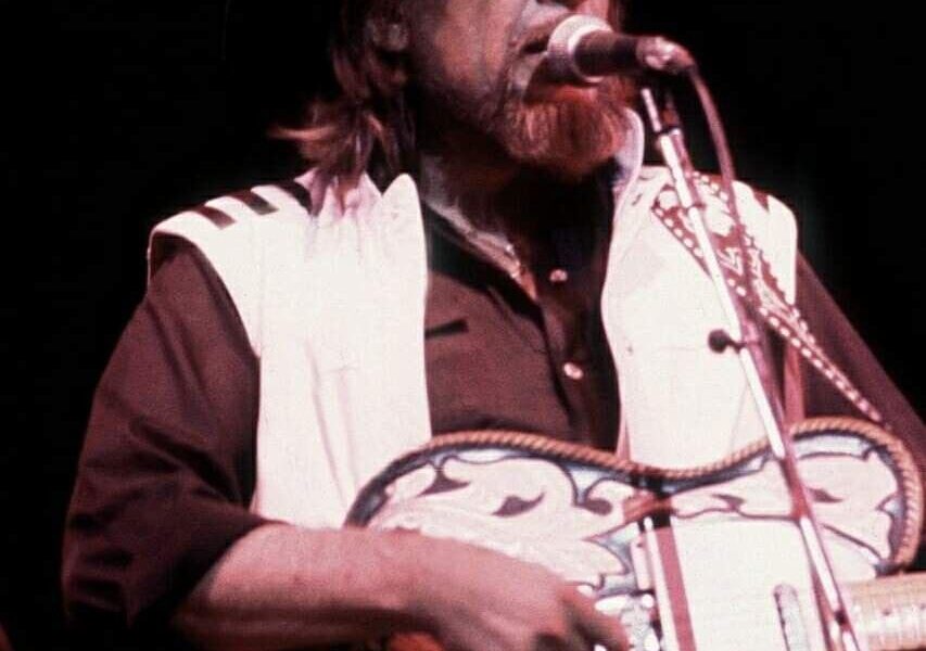 Waylon Jennings – “I Ain’t Living Long Like This”: The Outlaw Anthem of Survival