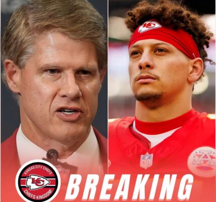 BREAKING NEWS: The future of the Kansas City Chiefs has just changed — Team President Clark Hunt announced the contract of the century: Patrick Mahomes will be with the Chiefs for life with an unprecedented commitment in NFL history! From a boy with a dream of becoming QB No. 1, Mahomes has now officially become the immortal soul of Kansas City, making the entire NFL community explode!