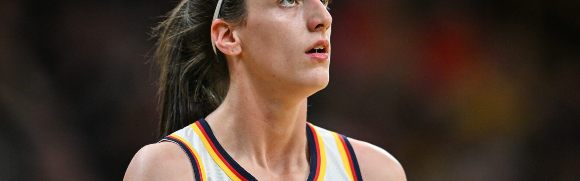 Caitlin Clark’s Cold Gesture Sparks Fiery Debate: “The Wave That Shook the WNBA”