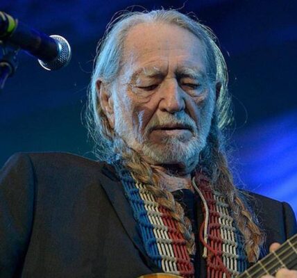 Willie Nelson Breaks Down in Tears Before 80,000 Fans: A Tribute to Brandon Blackstock and Reba McEntire
