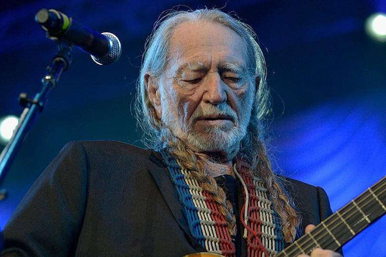 Willie Nelson’s Heartbreaking Hospital Visit to Phil Collins: A Final Song Between Legends