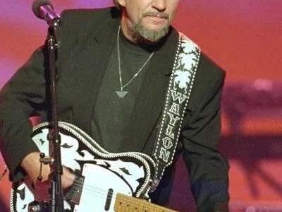 Waylon Jennings – Lookin’ For A Feeling: A Journey Through the Heart of Country Music