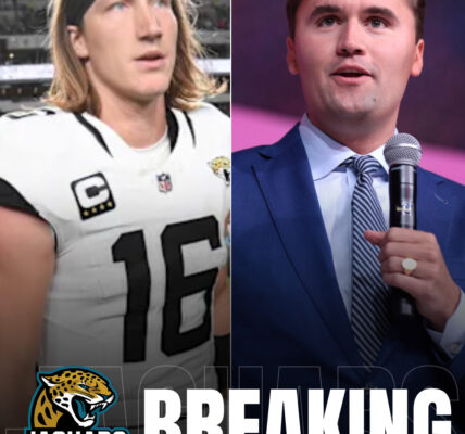 BREAKING: The Jacksonville Jaguars just held a powerful moment of silence for Charlie Kirk before kickoff tonight, the entire stadium standing still in tribute to his memory.