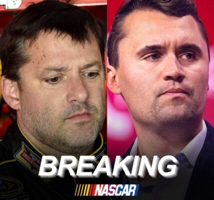SAD NEWS FROM NASCAR: NASCAR legend Tony Stewart has shocked the racing world, calling for the entire NASCAR community to observe a moment of silence in honor of Charlie Kirk. With a choked voice, Stewart stated, “It is heartbreaking to see America lose such an important voice. My deepest condolences to the family of Charlie Kirk. This is not only their loss, but also a reminder of the need for us to come together, respect each other, and protect the values ​​that this country holds dear.” But what shocked everyone the most…