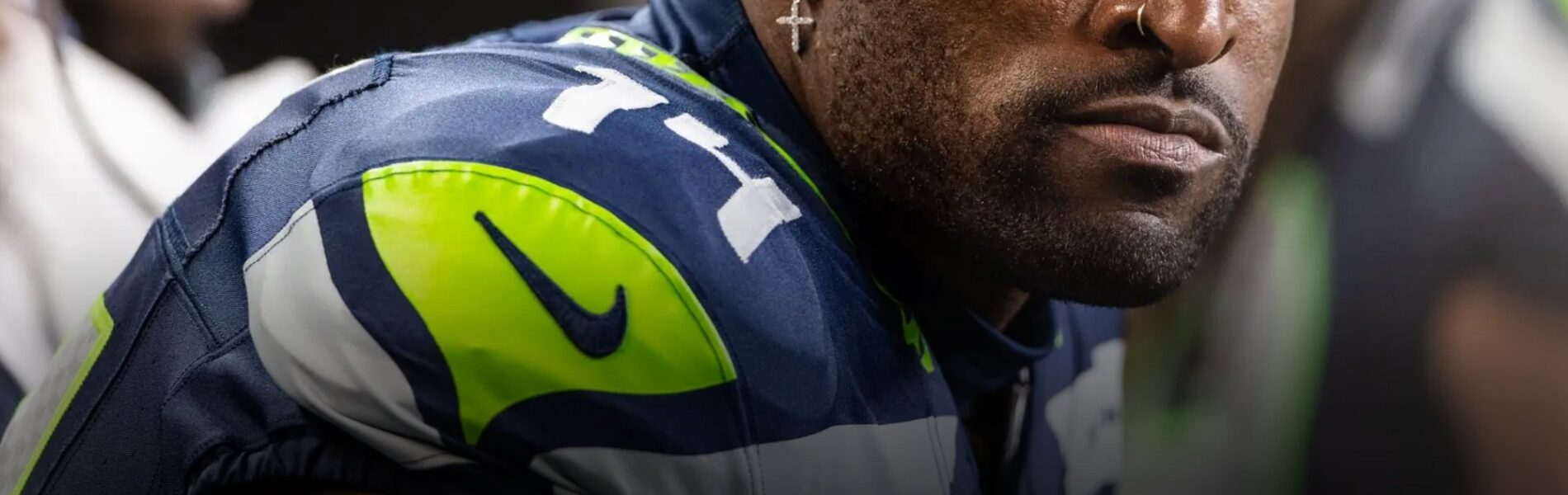 SEATTLE STORM ⚡🔥: DK Metcalf Shocks NFL by Wearing ‘Free 4’ Shirt to Support Suspended Teammate – Seahawks Nation Explodes in Fierce Debate Over Image, Morality, and Brotherhood!