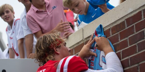 3-YEAR DREAM, UNFORGETTABLE GIFT – JAXSON DART MAKES FANS EMOTIONAL BY MAKING A POOR CHILD’S DREAM COME TRUE