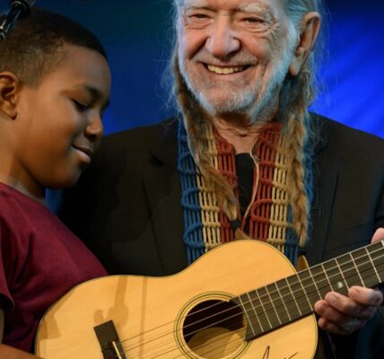 At his latest Texas show, the 92-year-old country icon stunned the crowd by gifting brand-new guitars to 150 young aspiring musicians, each one engraved with his signature. 🎸💖👏 Willie also made sure the instruments reached kids from low-income families, giving them not just a gift, but a chance to chase their musical dreams. 🌟🔥 Yet the most unforgettable moment came in how Willie presented them… and the deeply personal reason he chose to do it.