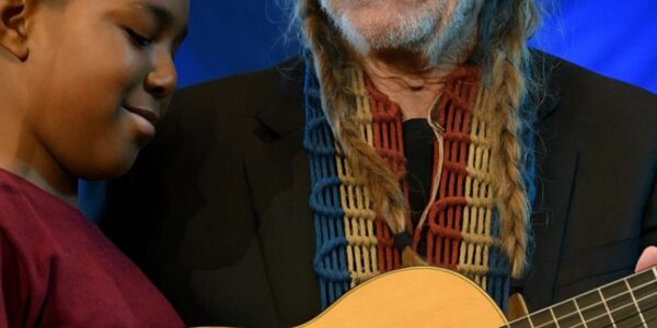 At his latest Texas show, the 92-year-old country icon stunned the crowd by gifting brand-new guitars to 150 young aspiring musicians, each one engraved with his signature. 🎸💖👏 Willie also made sure the instruments reached kids from low-income families, giving them not just a gift, but a chance to chase their musical dreams. 🌟🔥 Yet the most unforgettable moment came in how Willie presented them… and the deeply personal reason he chose to do it.