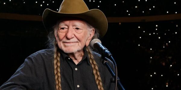 The Soul of Country: Willie Nelson’s Haunting Tribute to Love and Loss at Farm Aid 40