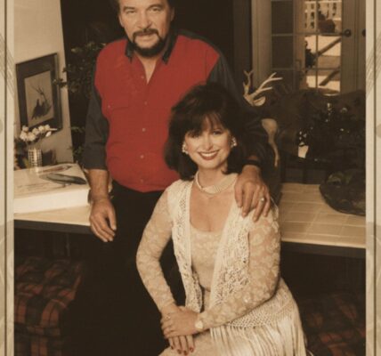 “I Can’t Keep My Hands Off of You” — Waylon Jennings Unleashes a Different Kind of Fire