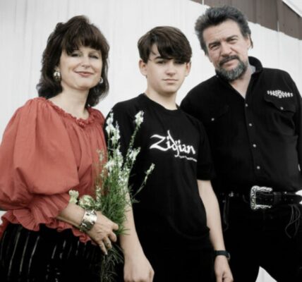 Strength in Song: Waylon Jennings Honors Resilience in “Women Do Know How to Carry On”