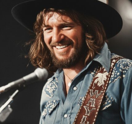 Bittersweet Escape: Waylon Jennings’ Early Heartache in “Walk On Out of My Mind”