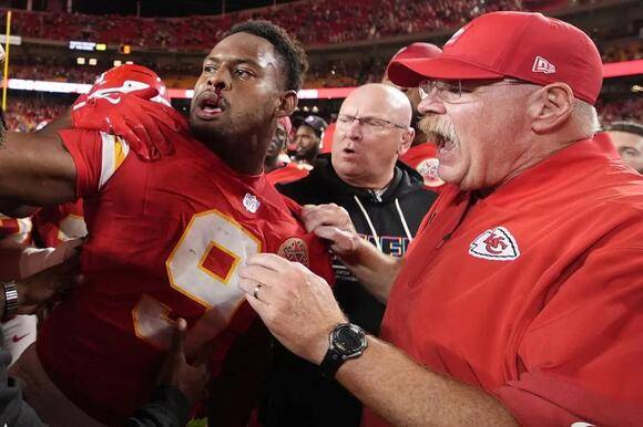 Chaos at the Final Whistle: Chiefs vs. Lions Ends in Explosive Postgame Brawl Involving JuJu and Branch