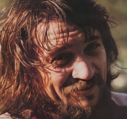 “Me and Paul” — Waylon Jennings’ Tribute to Friendship and the Road