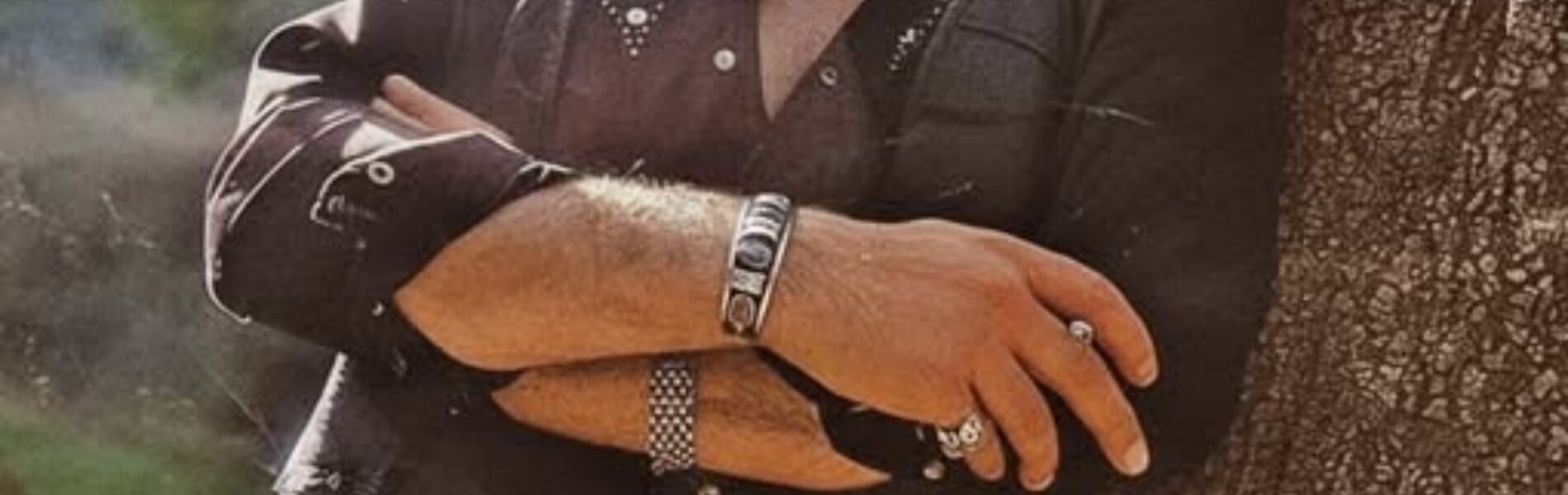 “Shine” — Waylon Jennings’ Steady Call to Keep Moving Through the Darkness