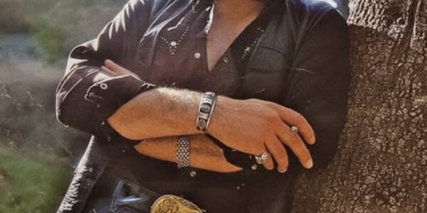 “Shine” — Waylon Jennings’ Steady Call to Keep Moving Through the Darkness