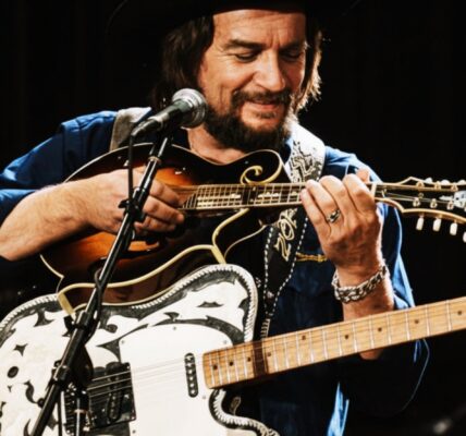 “If I Were a Carpenter” — Waylon Jennings’ Soulful Cover of a Folk Classic