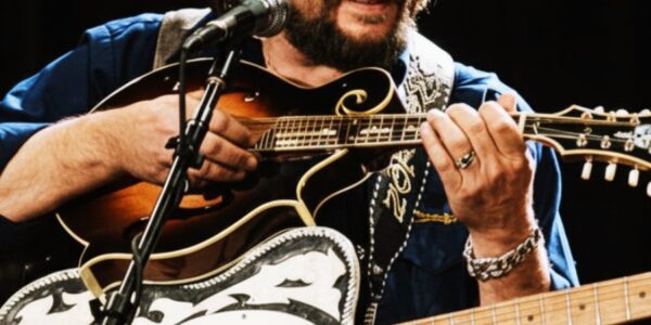 “If I Were a Carpenter” — Waylon Jennings’ Soulful Cover of a Folk Classic